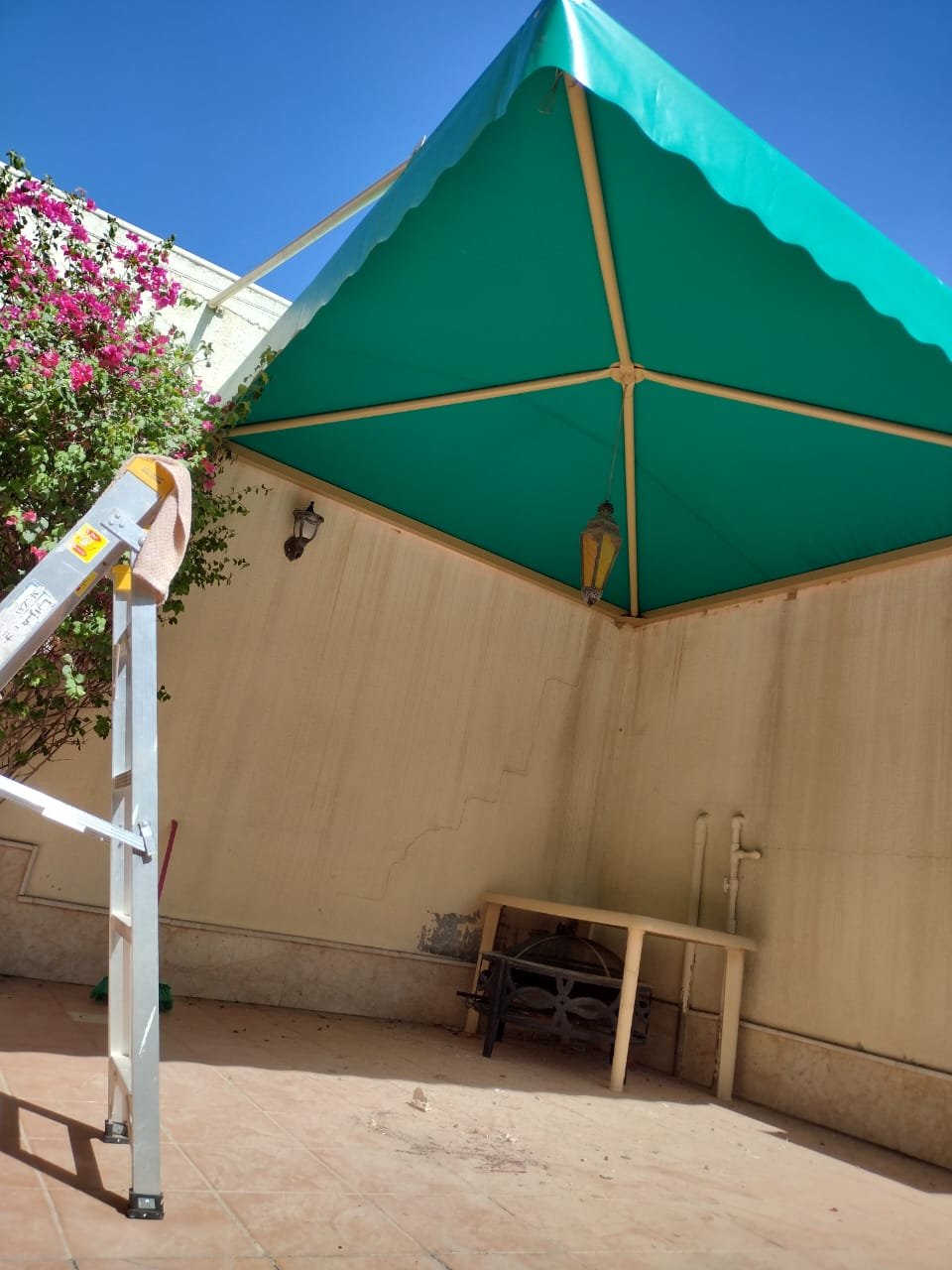 مظلات بدون أعمدة