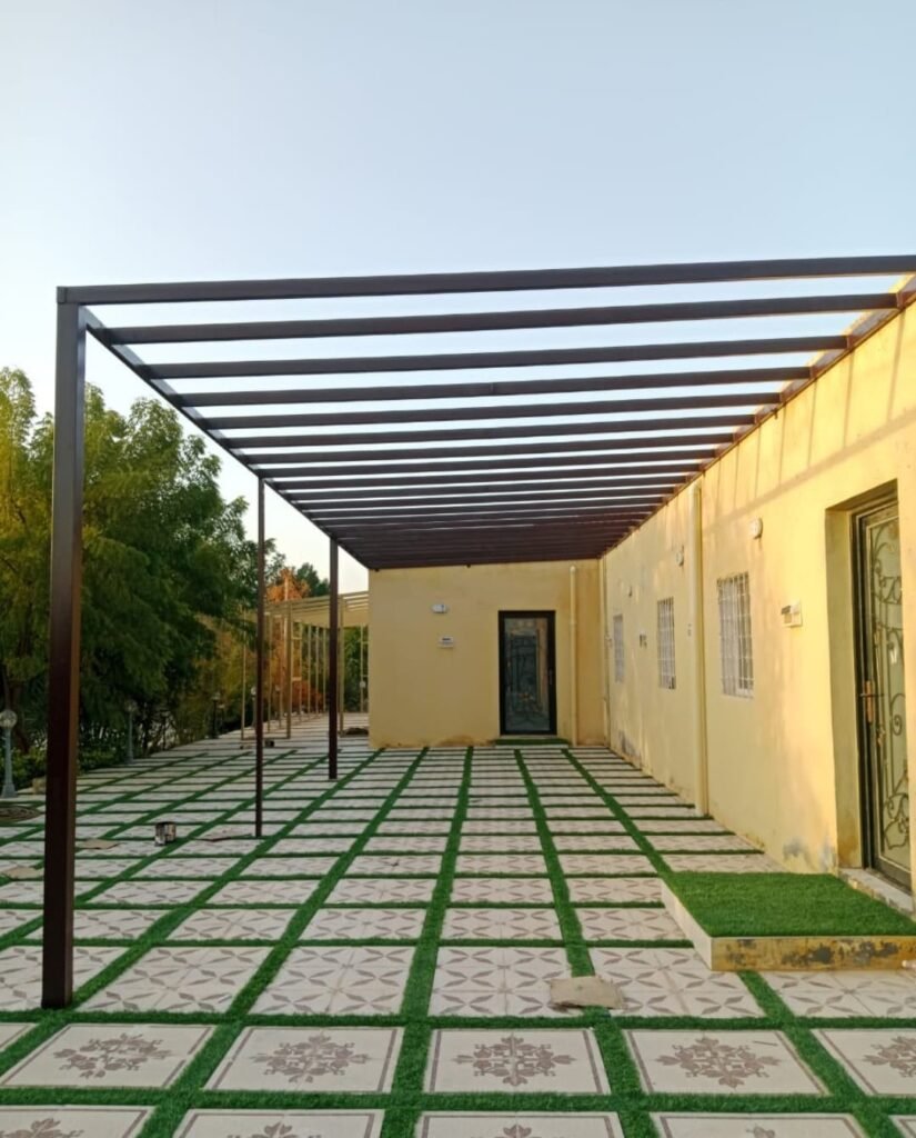 برجولة حديثة في حديقة منزلية بالدمام